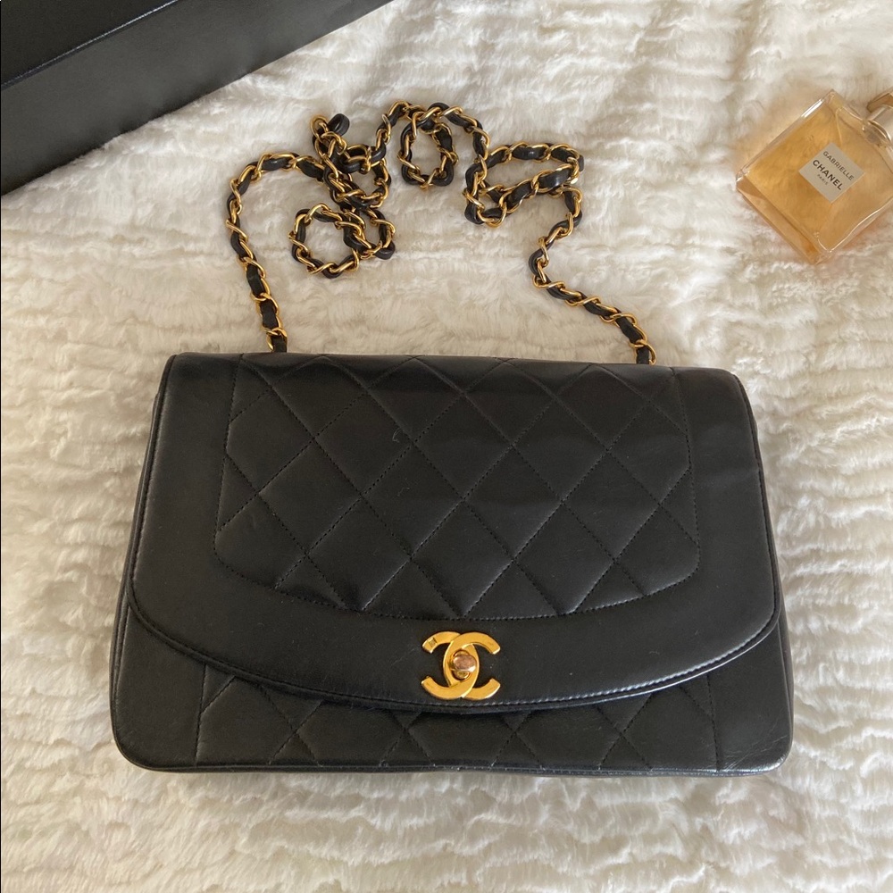 Medium lambskin Diana flap